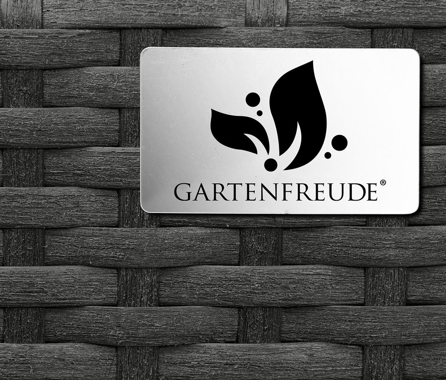 Detailaufnahme eines anthrazitfarbenen Polyrattan-Pflanzgefäßes.