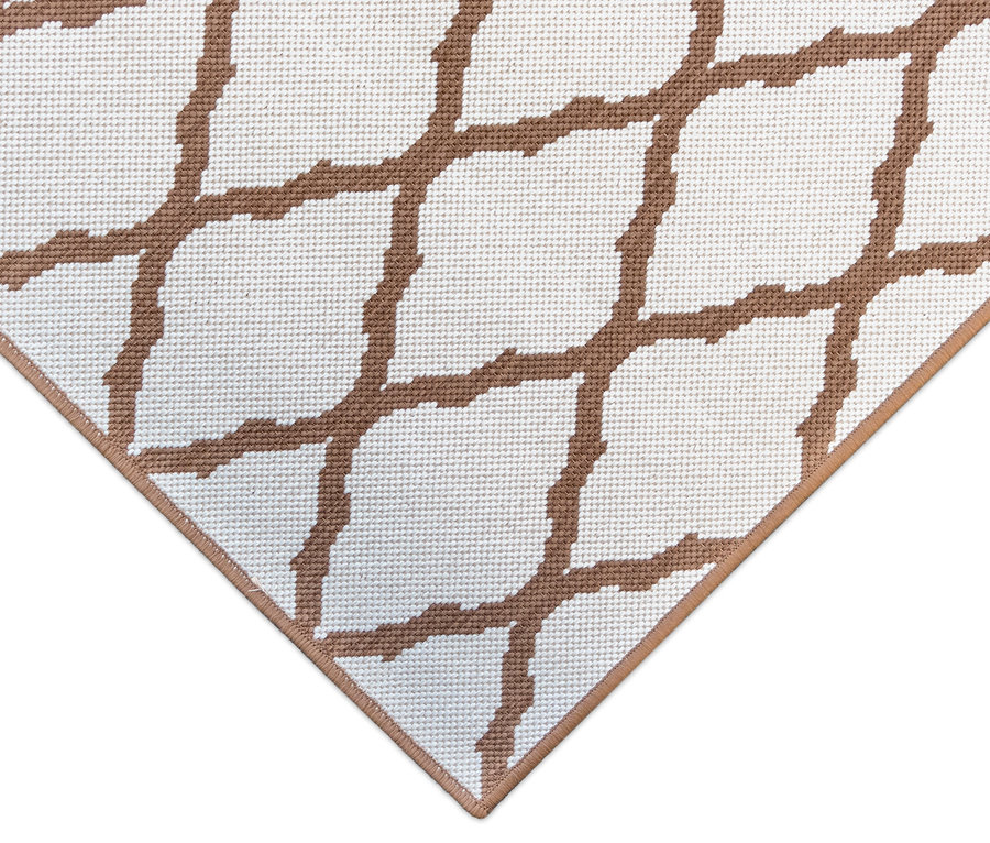 Detailansicht eines braunen Outdoor-Wendeteppichs »Rhombus« mit weißem geometrischen Muster.
