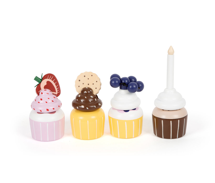 Vier hölzerne Spielzeug-Cupcakes mit verschiedenen Dekorationen.