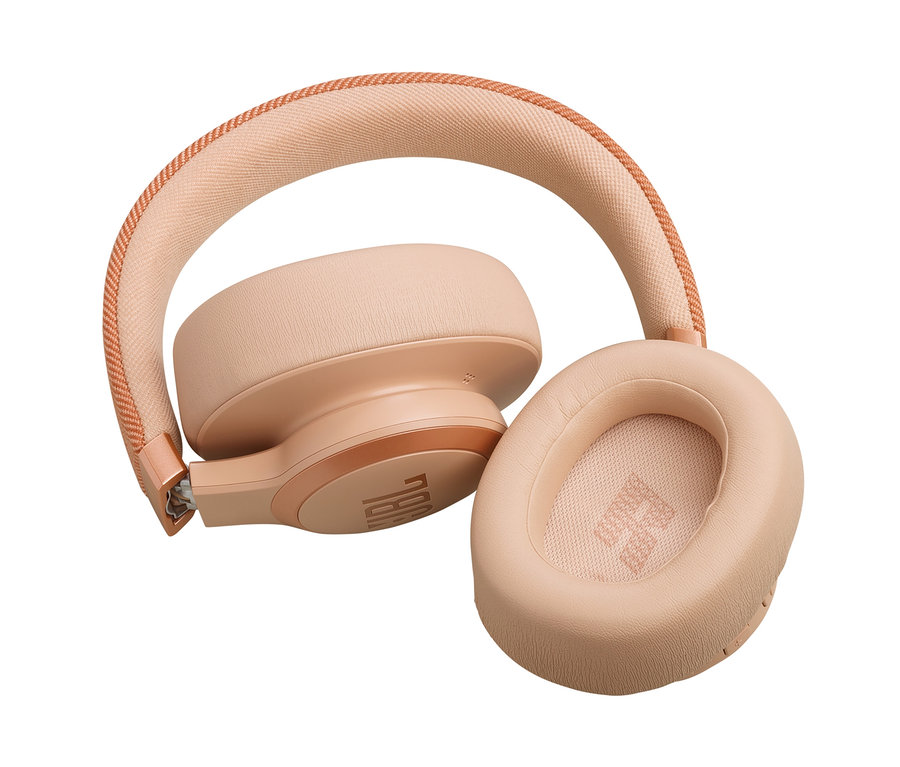 Detailaufnahme der JBL Live 770 NC Over Ear Kopfhörer in Sandstein.