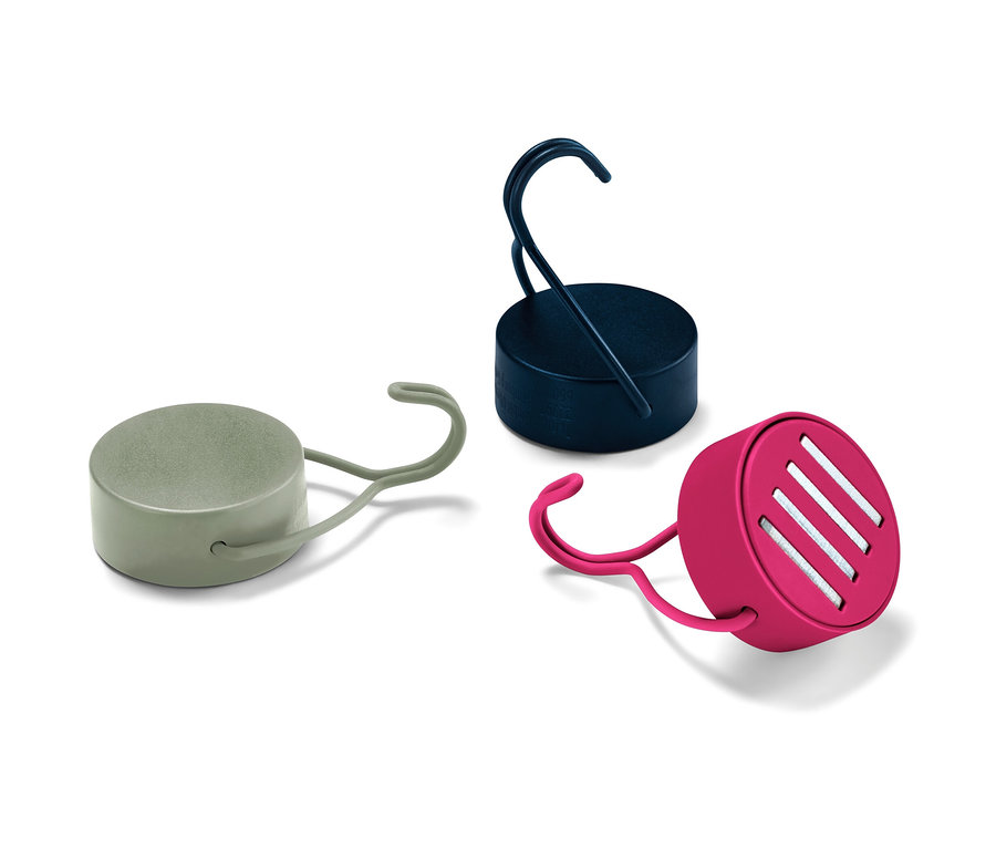 Drei Magnethaken in Grün, Dunkelblau und Pink auf weißem Hintergrund.