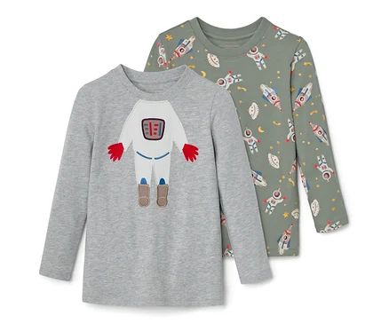 Zwei Langarmshirts: ein graues Shirt mit Astronauten-Applikation und ein grünes Shirt mit Astronauten- und Raketenmuster.