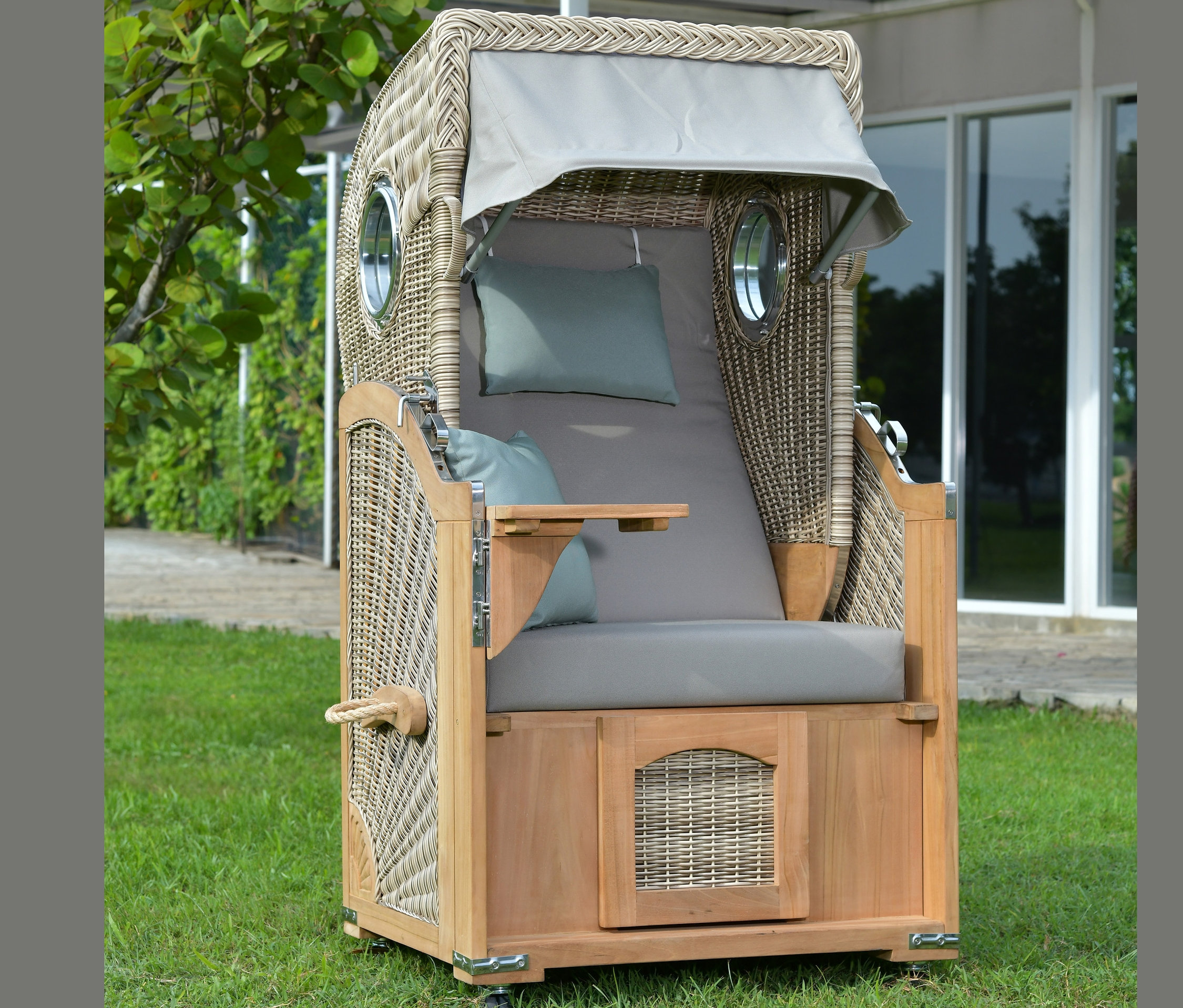 deVries Teak-Strandkorb, 1-Sitzer steht auf einer Wiese.