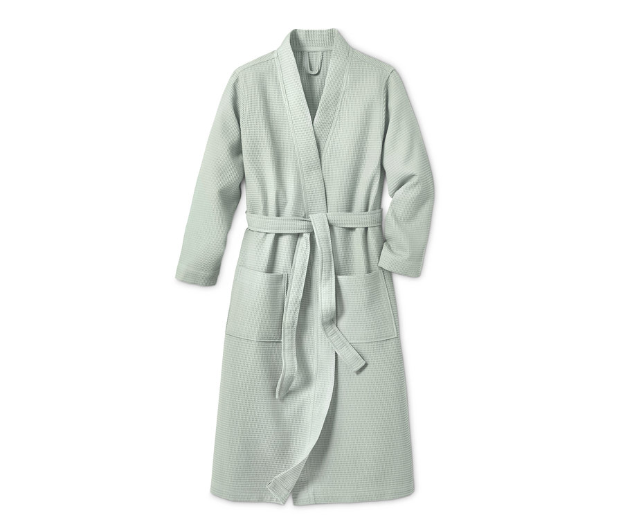 Ein hellgrüner Frottee Bademantel mit Gürtel.