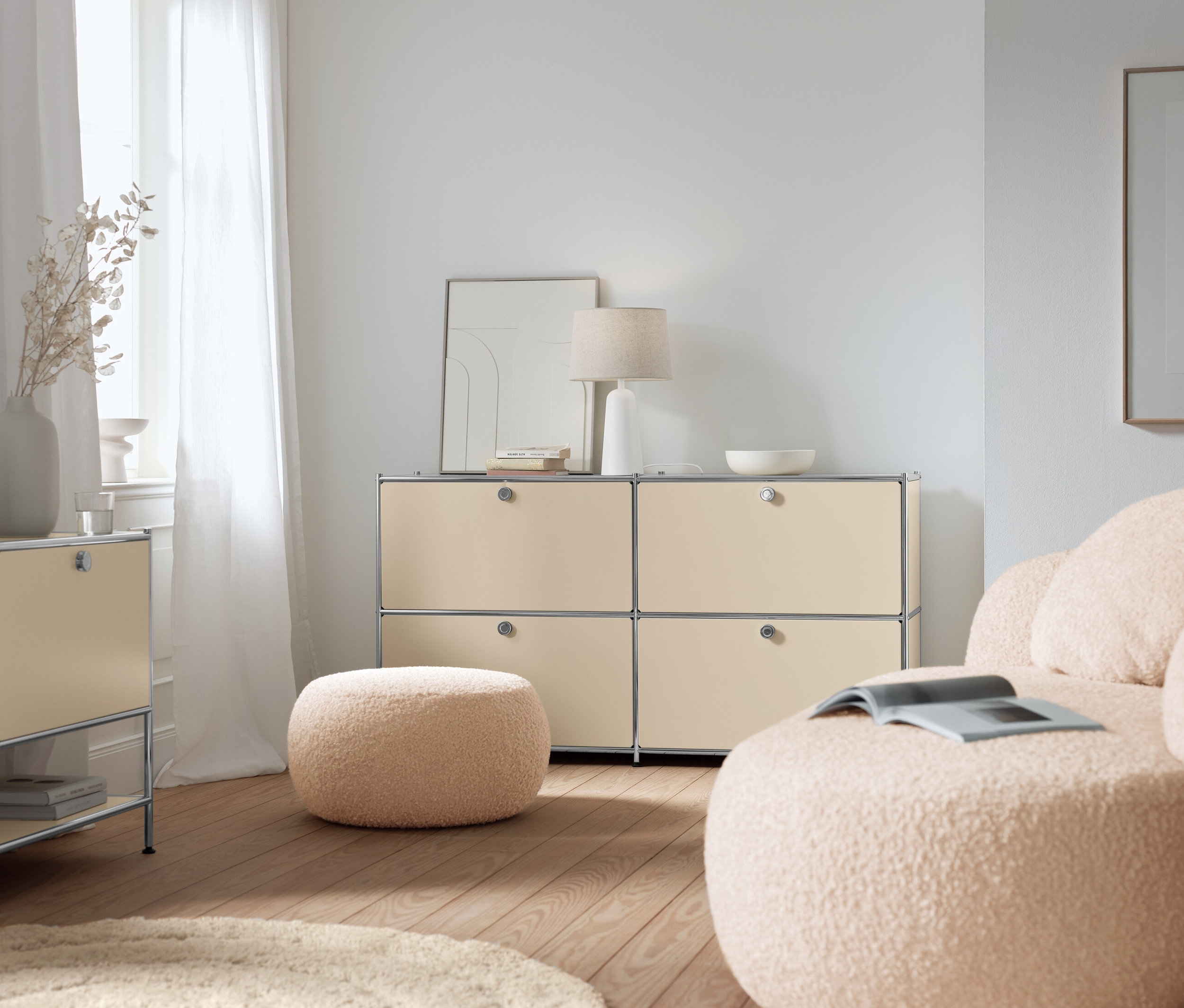 Beiges Sideboard Metall »CN3« mit 4 Klappen, eine weiße Tischleuchte mit Textilschirm und ein beiges Sideboard Metall »CN3« mit Klappe in einem Wohnzimmer.