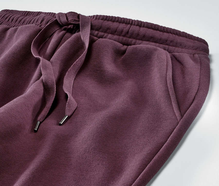 Detailansicht einer auberginefarbenen Loungewear-Hose.