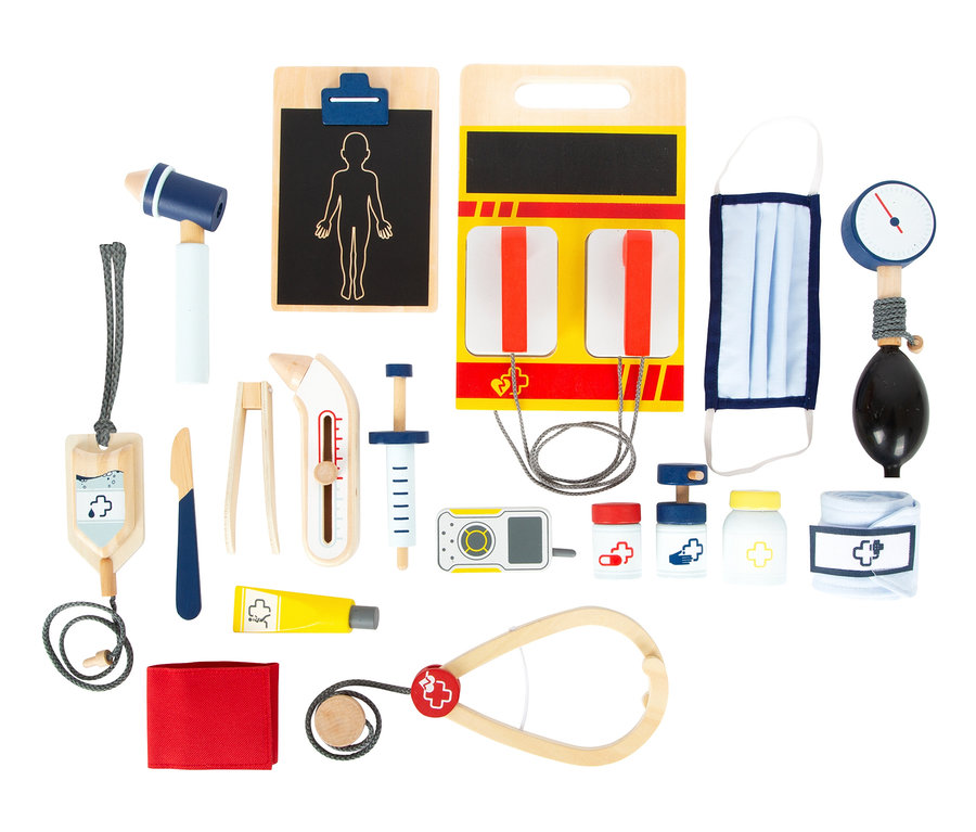 Verschiedene medizinische Holzspielzeuge, darunter ein Stethoskop, eine Bandage und eine Spritze, aus dem small foot Notarzt-Rucksack.