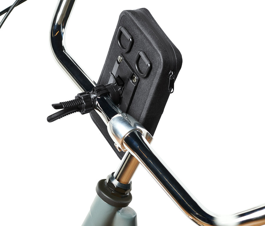 Eine schwarze 2-in-1-Smartphonetasche ist am Lenker eines Fahrrads befestigt.
