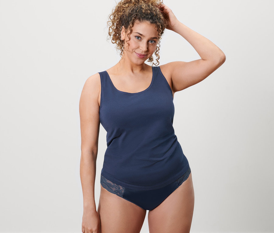 Frau posiert in blauem Hemdchen und Slips. 2 Hemdchen, blau/weiß und 2 Slips, blau.