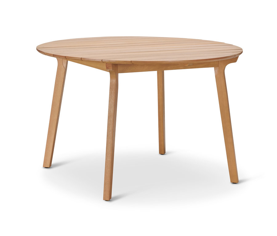 Ein runder Gartentisch aus hellem Holz mit vier Beinen auf weißem Hintergrund.