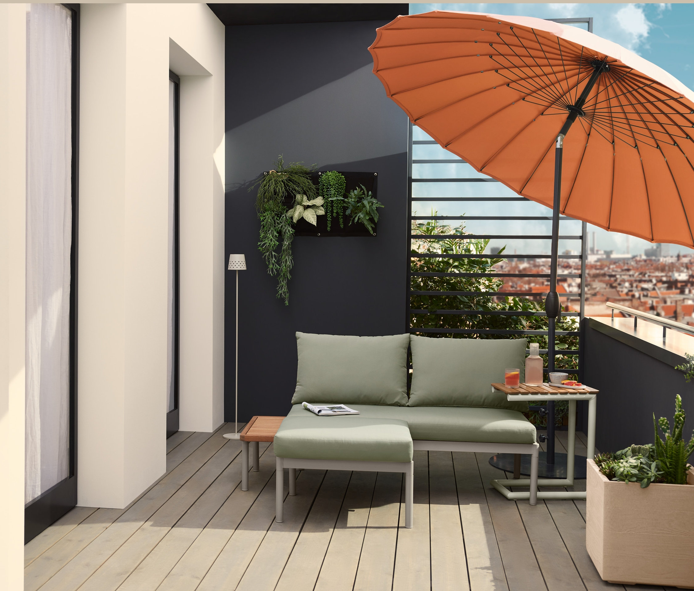 Auf dem Balkon befindet sich ein flexibles Balkon-Lounge-Set »Liska«, ein C-Table »Liska« und eine LED-Akku-Stehleuchte aus Metall.