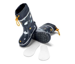 Kinder-Regenstiefel, dunkelblau mit Regenschirm-Print, und zwei weiße Einlegesohlen liegen auf einem weißen Hintergrund.