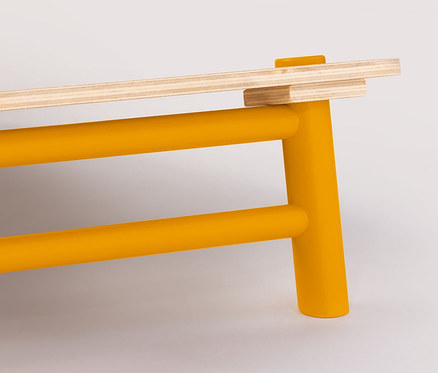 Detailansicht des gelb-holzfarbenen Rahmens des 13-teiligen Pinolino Cornhole »Bennet«.