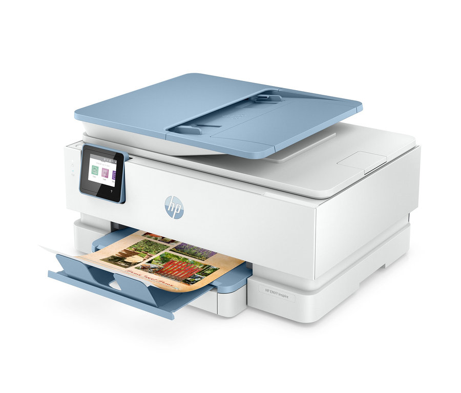 Weißer HP ENVY Inspire Drucker mit blauer Oberseite und einem Ausdruck mit Gartenmotiven.