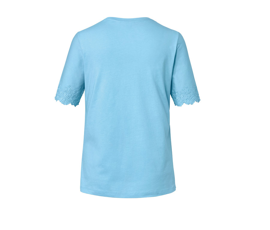 Rückansicht eines hellblauen Shirts mit Stickerei an den Ärmeln.