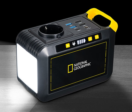 Eine schwarz-gelbe National Geographic Mobile Power Station mit USB-, AC- und DC-Anschlüssen auf einer grauen Oberfläche.