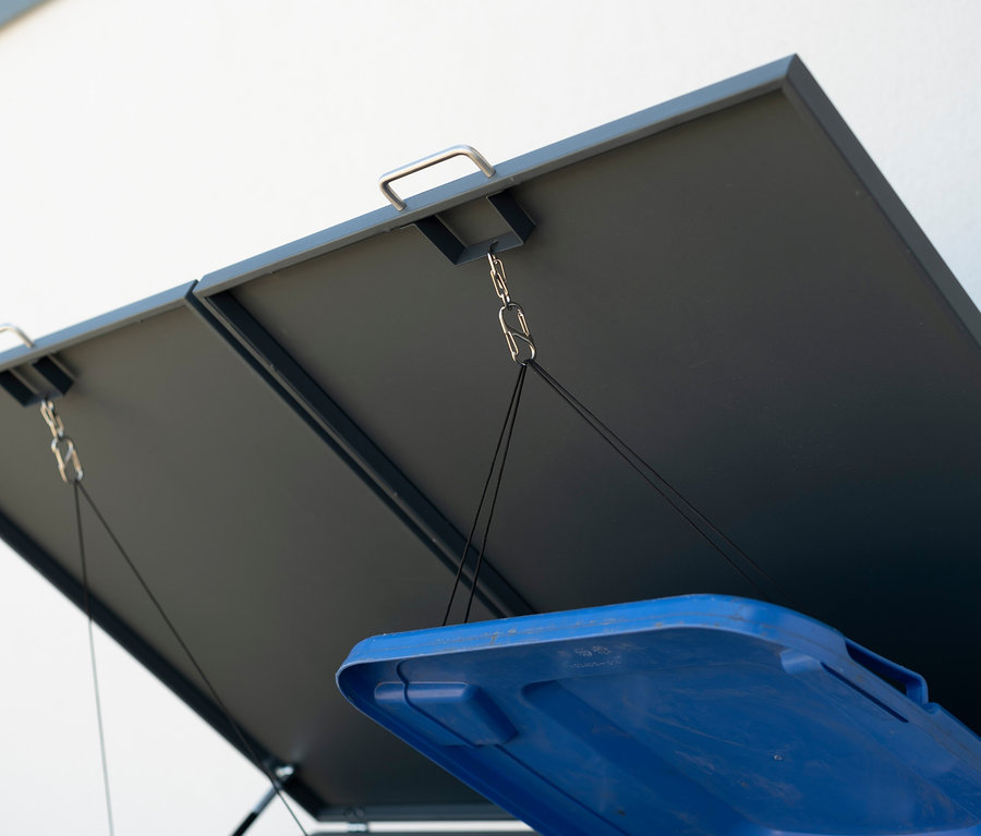 Untersicht einer geöffneten Mülltonnenbox, Stahl, 2er mit einem blauen Mülltonnendeckel im Inneren.