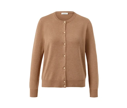 Ein Feinstrick-Cardigan in Braun mit Knöpfen.