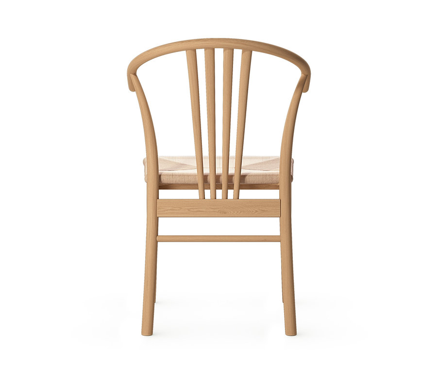 Rückansicht eines Esszimmerstuhls aus Eichenholz mit gewebter Sitzfläche.