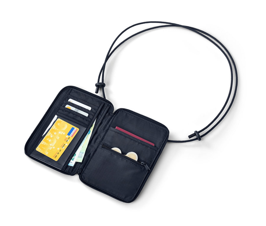 Offener, schwarzer Brustbeutel mit diversen Fächern, in denen sich Banknoten, Münzen, eine Kreditkarte und ein Reisepass befinden.