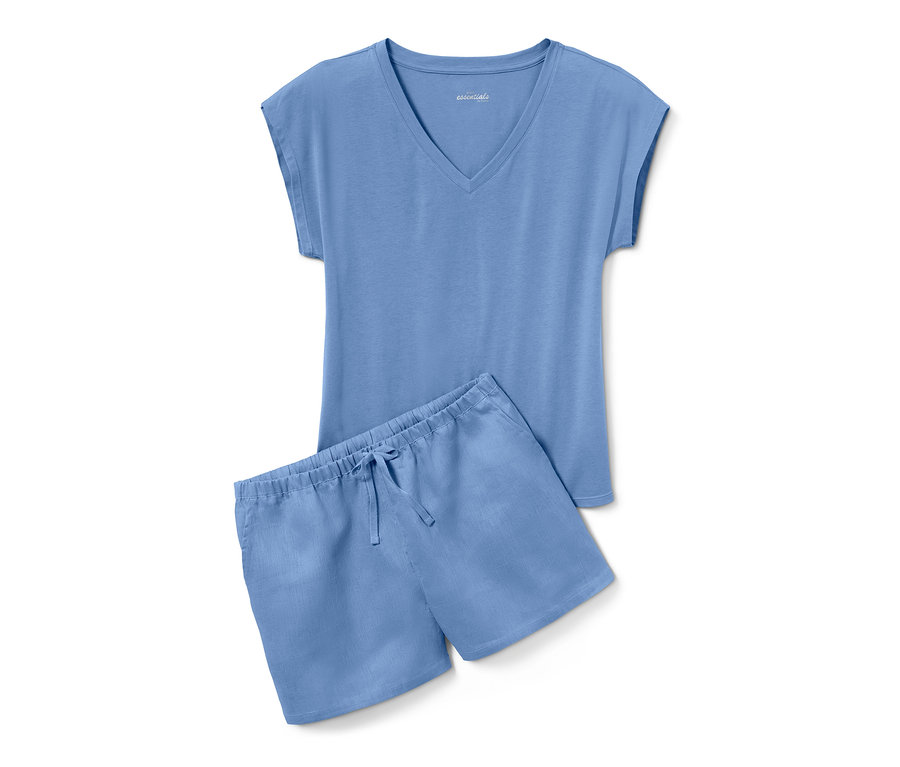 Ein blauer Leinen-Shorty-Pyjama mit kurzen Ärmeln liegt auf einem weißen Hintergrund.