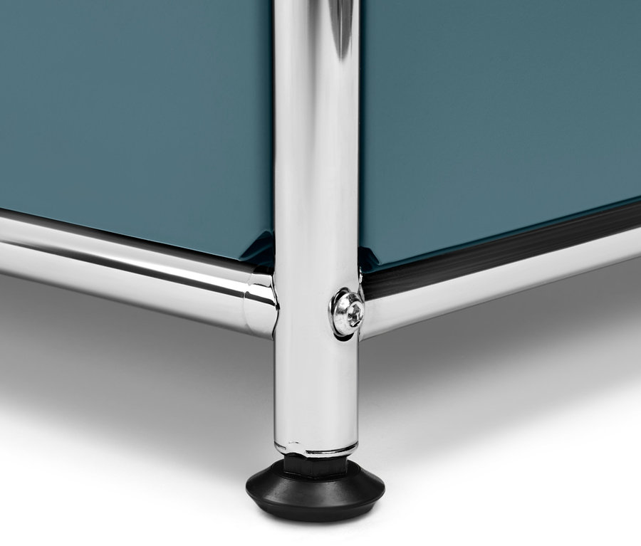 Detailansicht eines basaltblauen Sideboards »CN3« mit 4 Klappfächern und verchromtem Gestell.