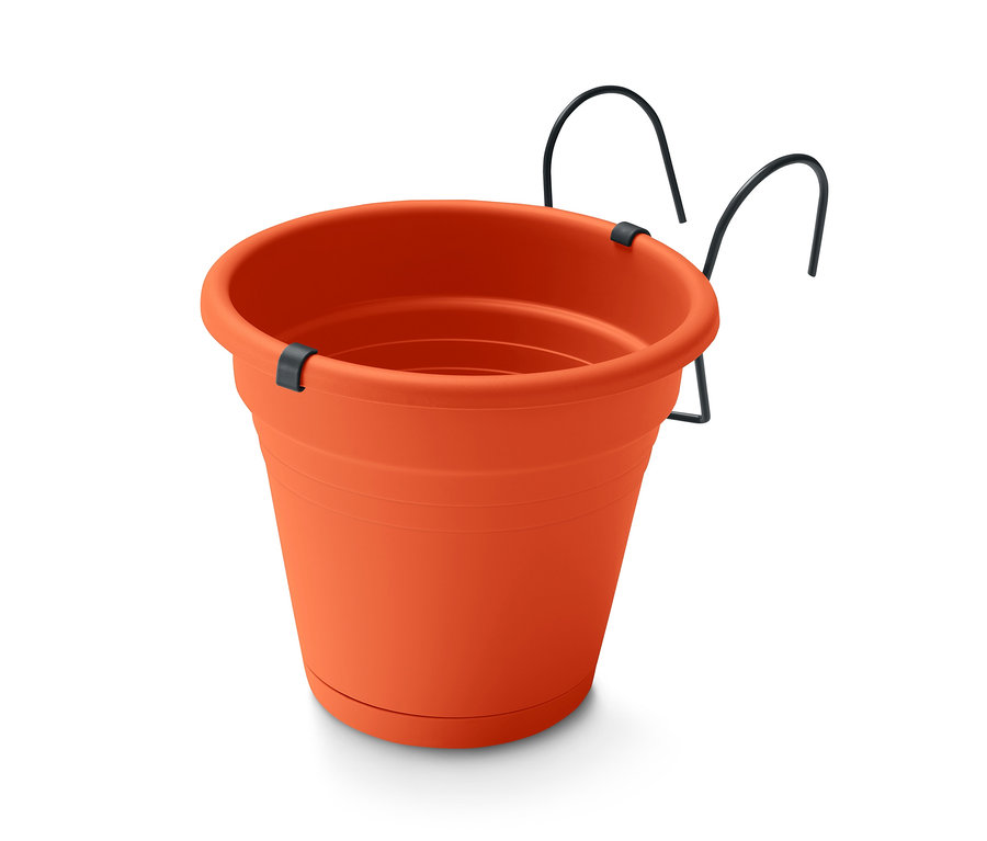 Ein orangefarbener Blumentopf mit Balkonaufhängung und schwarzer Metallhalterung.