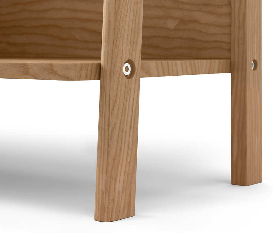 Detailaufnahme eines Sideboards aus Massivholz mit sichtbaren Verbindungen.