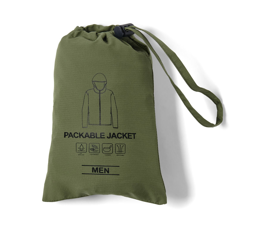 Grüner Packsack mit schwarzem Kordelzug und Aufdruck "PACKABLE JACKET" und Piktogrammen für eine Light-Weight-Funktionsjacke.
