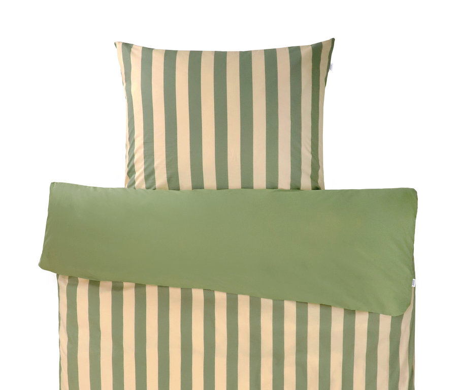 Gestreifte Bettwäsche in Grün und Beige mit passendem Kissenbezug.