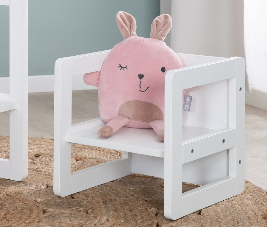 Ein rosa Plüschhase sitzt auf der weißen roba 3-in-1-Kindersitzgruppe.