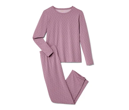 Rosafarbener Pyjama mit langen Ärmeln und Hosen.