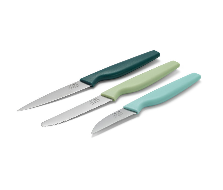 Drei Küchenmesser mit farbigen Griffen.