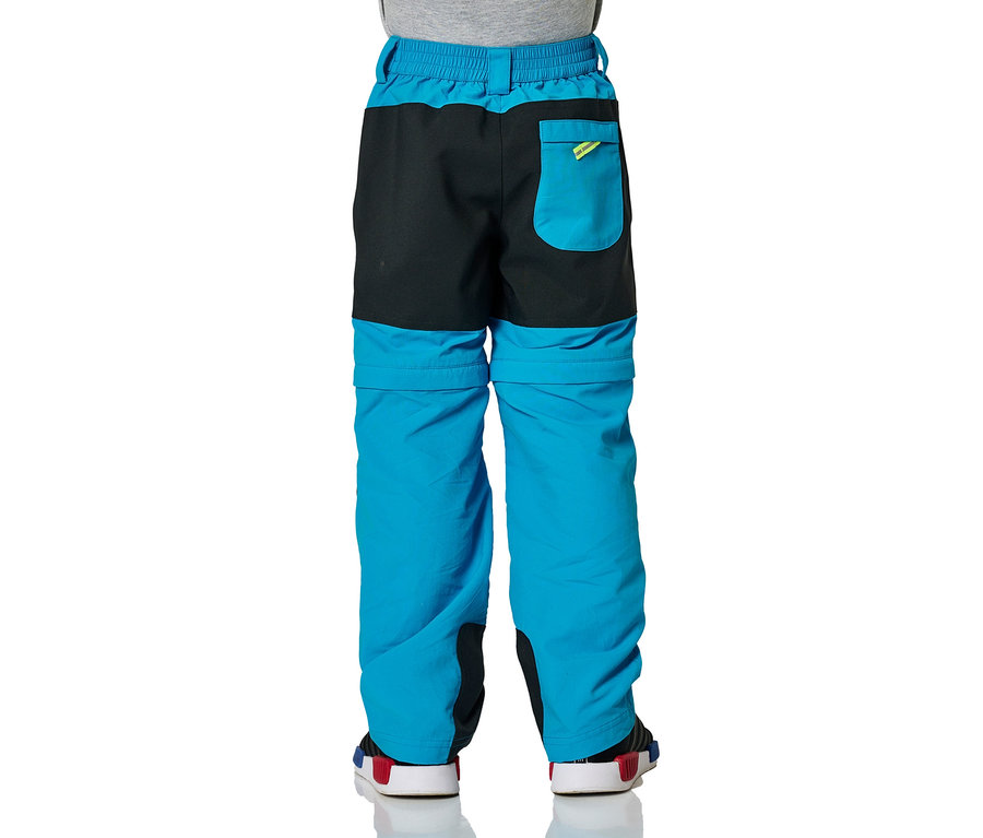 Junge von hinten trägt eine blaue Zipp-off Hose der Marke Jako-O.