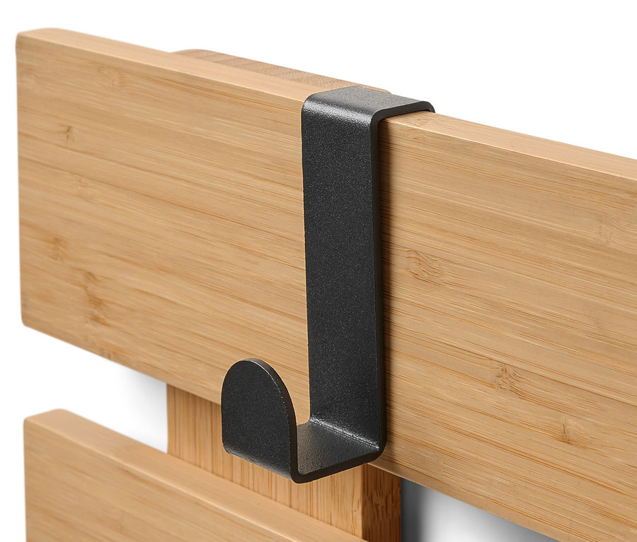 Detailaufnahme eines Wandregals mit flexiblen Haken und einem Boden.