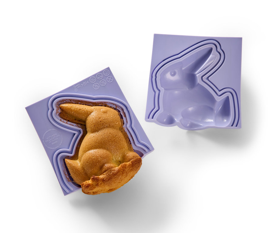 Osterhasen-Backform mit gebackenem Hasen und leerer Backform auf weißem Hintergrund.