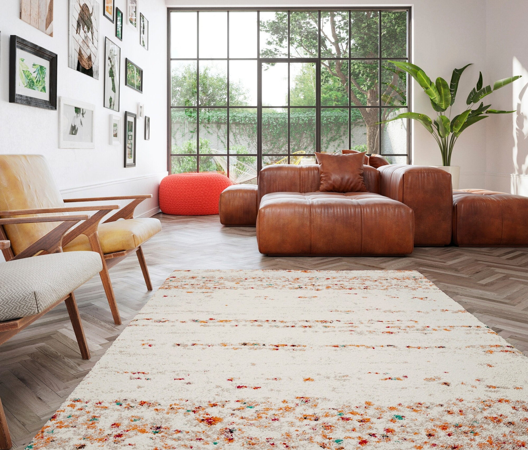 Wohnzimmer mit beigem Teppich »Himalaya«, braunem Ledersofa und Sesseln.