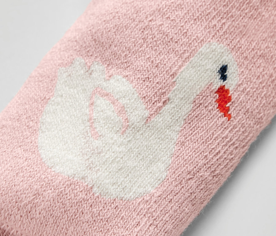 Detailaufnahme einer rosa Baby-Socke mit Schwan-Motiv.