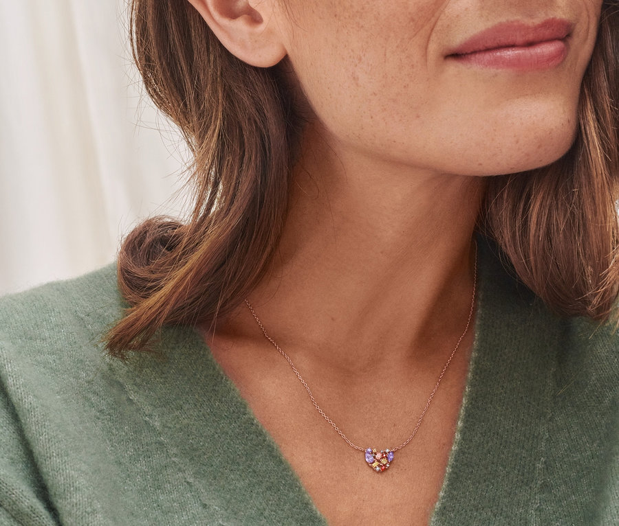 Frau trägt eine Kette aus 925er Silber, rosévergoldet, mit bunten Zirkonia.