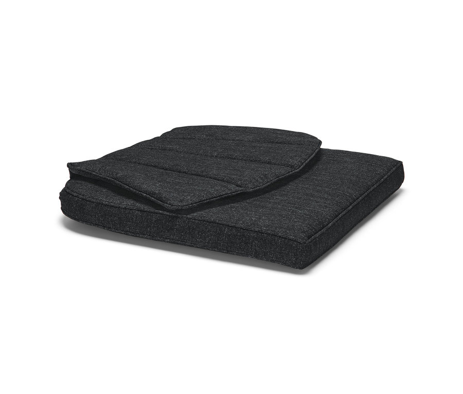 Grauer Textilsitz und eine Rückenlehne des Dining-Sessels mit Textilgeflecht auf weißem Hintergrund.