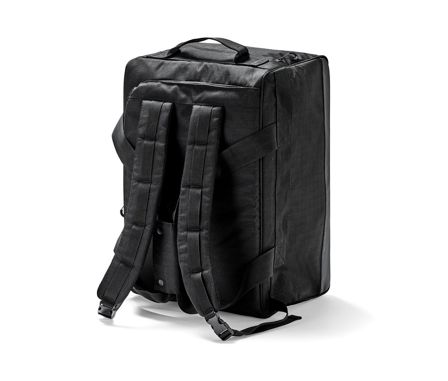 Schwarze Duffle-Bag mit zwei Schultergurten und einem Griff oben.