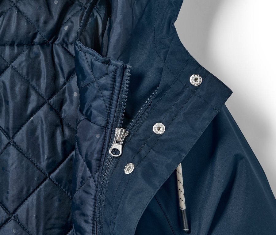 Detailansicht einer marineblauen 3-in-1-Regenjacke mit Kapuze und Reißverschluss.