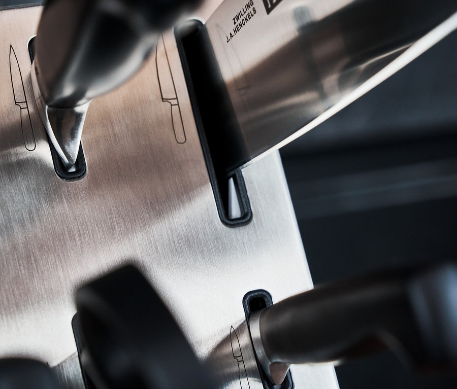 Detailaufnahme eines ZWILLING Messerblocks mit eingeschobenen Messern des Typs VIER STERNE.