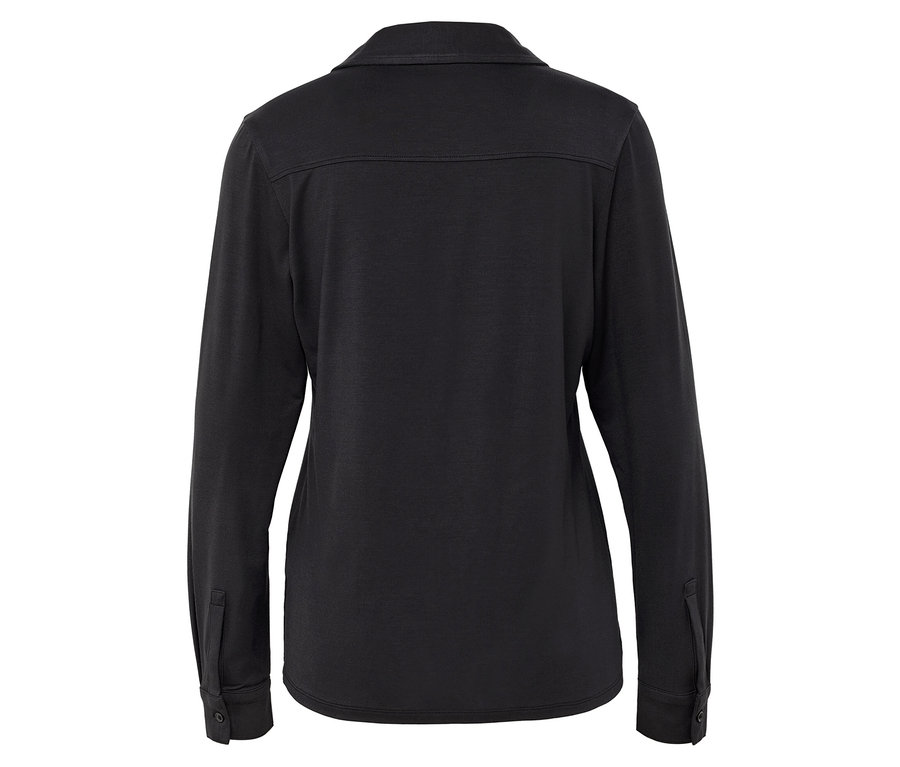 Rückansicht eines schwarzen, langärmeligen Hemdes mit Kragen.
