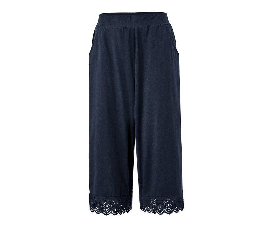 Eine marineblaue Culotte mit Stickerei am Saum.
