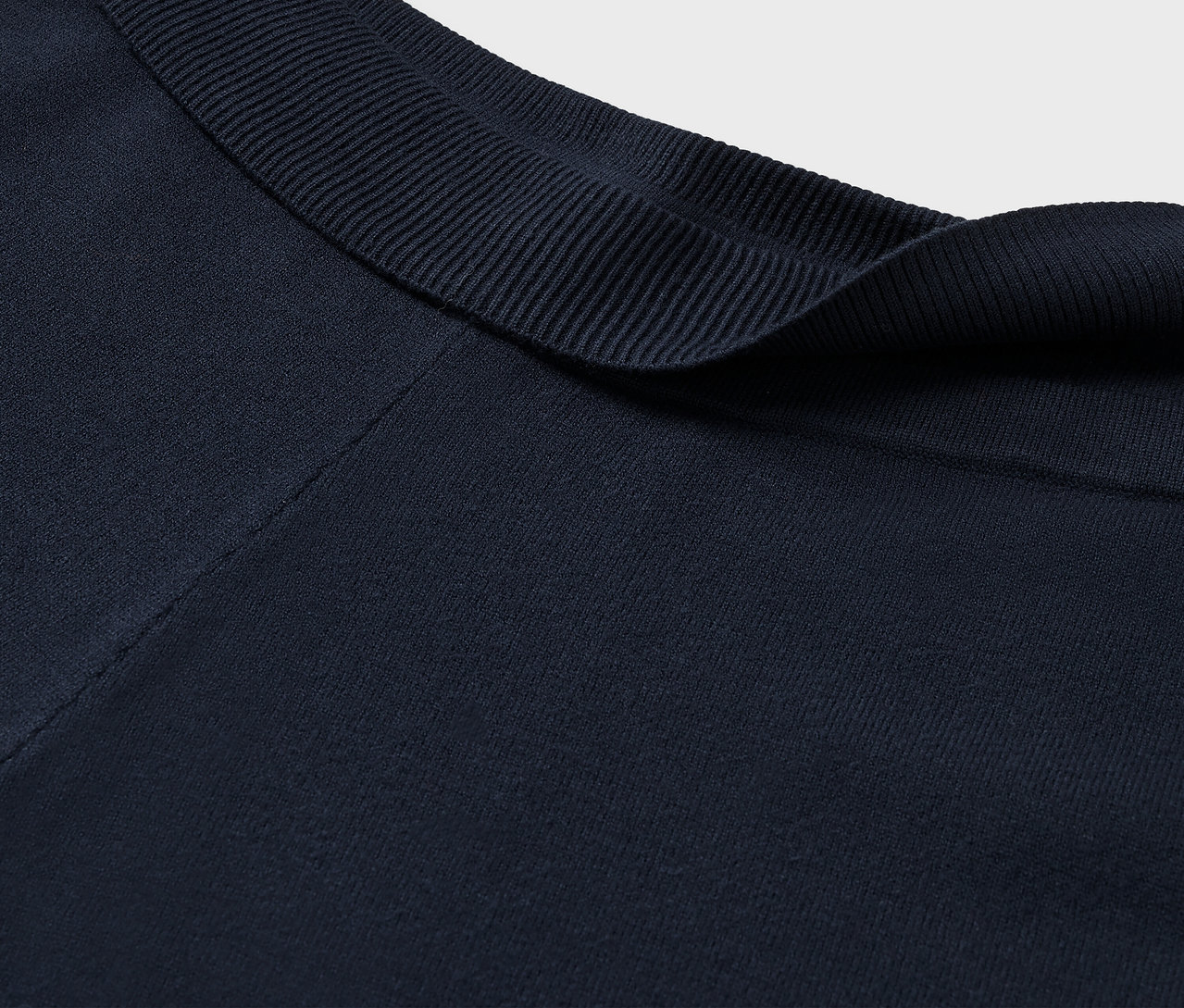 Detailaufnahme eines dunkelblauen Stoffkragens mit gerippter Textur.