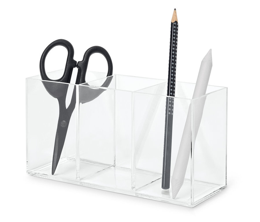 Schwarze Schere, Bleistift und Mischstift in einem durchsichtigen Acryl-Organizer.