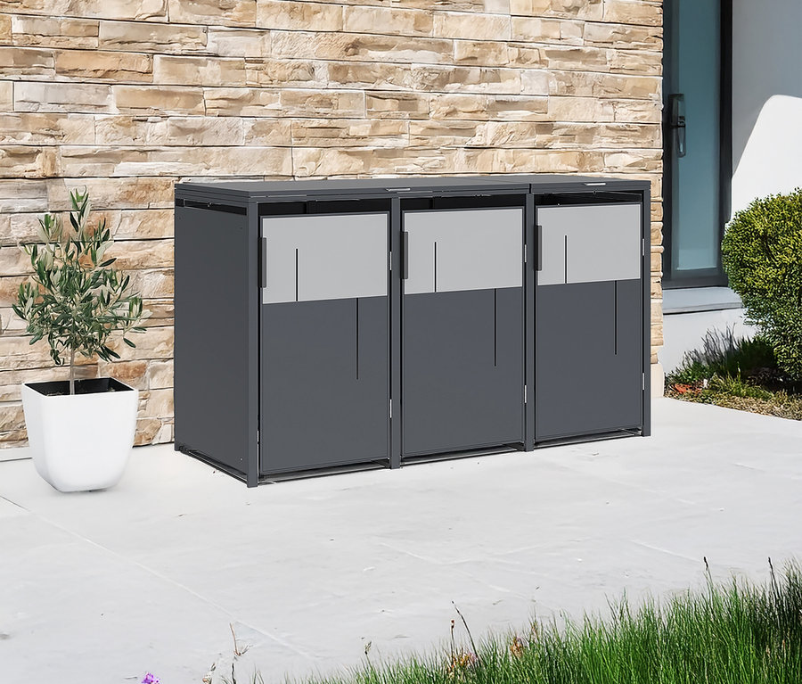 Drei graue Mülltonnen stehen nebeneinander auf einem Gehweg. Daneben steht ein kleiner Baum in einem Topf.