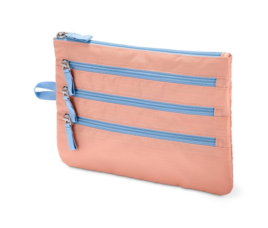 Ein pfirsichfarbener Taschen-Organizer mit drei blauen Reißverschlüssen.