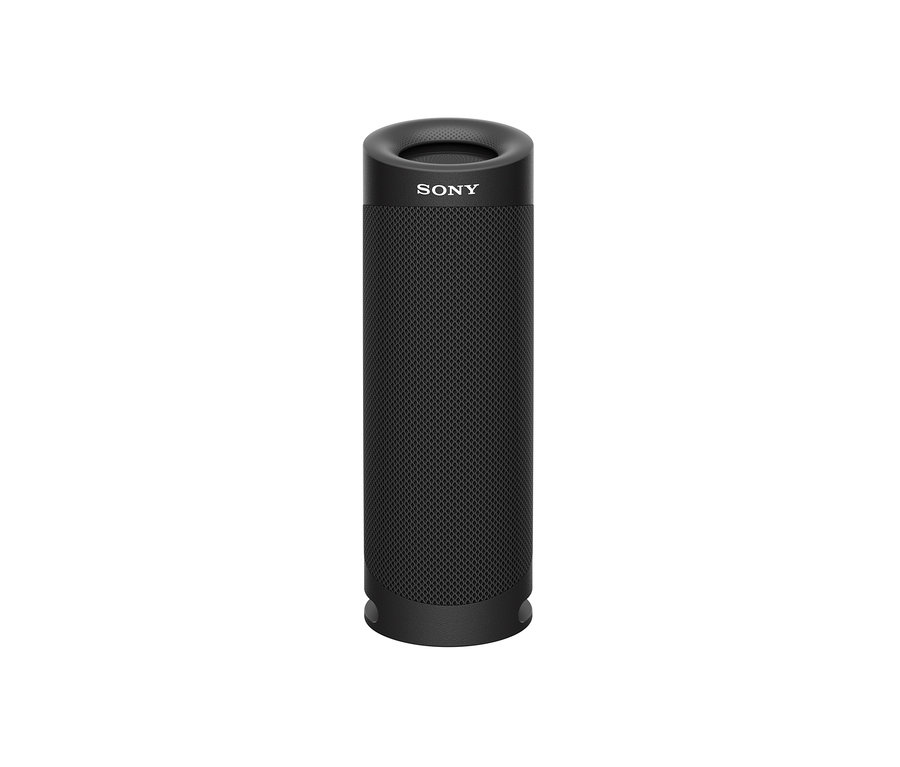 Ein schwarzer Sony SRS-XB23 Lautsprecher auf einem weißen Hintergrund.